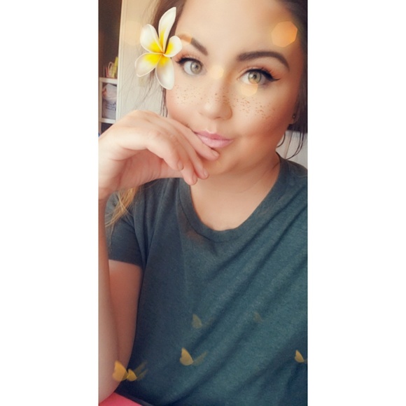 Meet your Posher, Megan 💕 - Picture 3 of 5